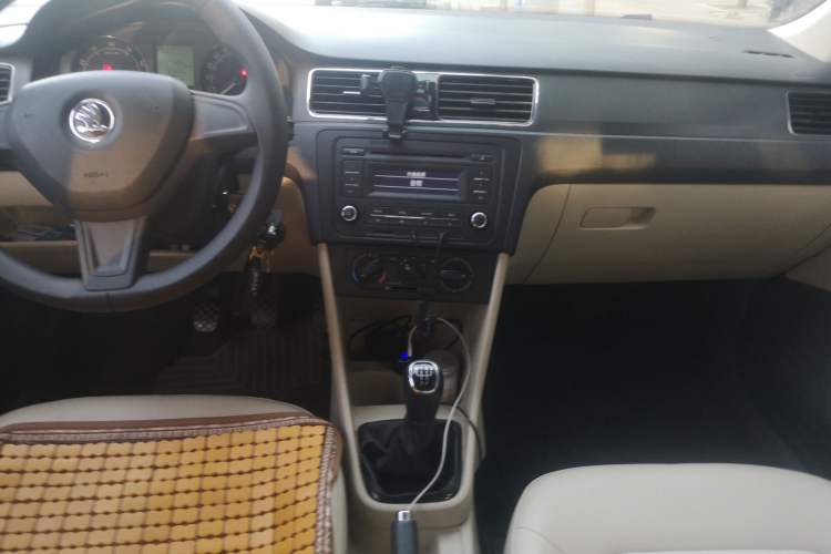 Used Skoda Rapid 2016 1.6L Manual Trend Edition Audio And AC Panel