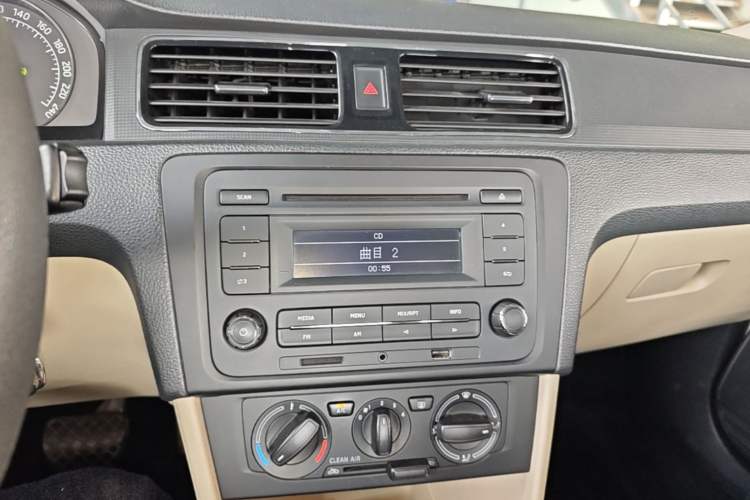 Used Skoda Rapid 2016 1.6L Automatic Chuanxing Edition Audio And AC Panel