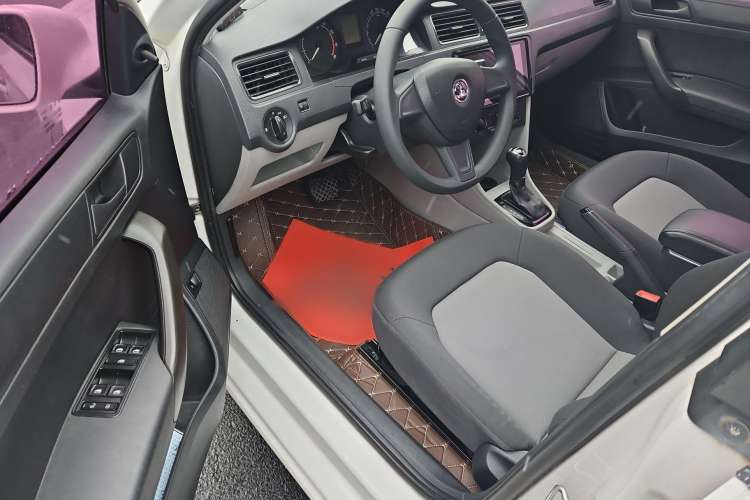Used Skoda Rapid 2016 1.6L Automatic Front-Wheel Drive Model Audio And AC Panel