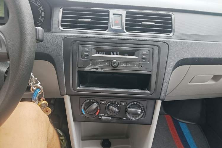 Used Skoda Rapid 2016 1.4L Manual Front-Wheel Drive Model Audio And AC Panel