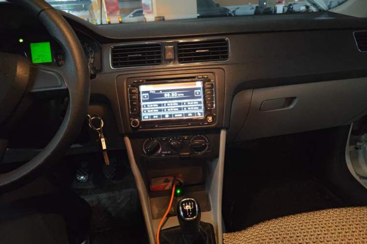 Used Skoda Rapid 2016 1.6L Manual Trend Edition Audio And AC Panel