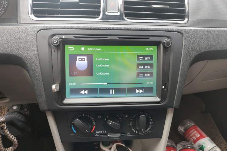 Used Skoda Rapid 2016 1.6L Automatic Front-Wheel Drive Model Audio And AC Panel