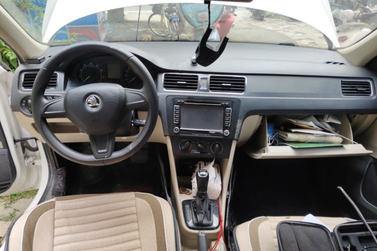 Used Skoda Rapid 2016 1.6L Automatic Chuanxing Edition Center Console