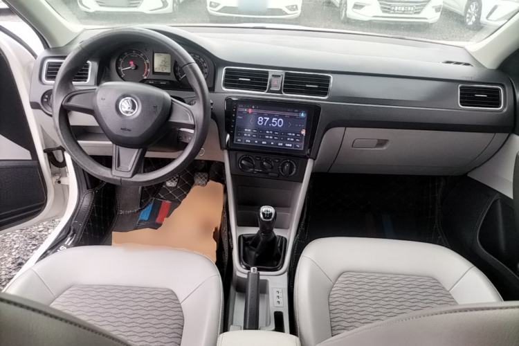 Used Skoda Rapid 2016 1.6L Manual Trend Edition Center Console
