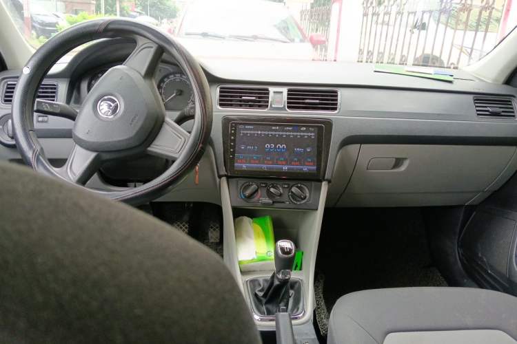 Used Skoda Rapid 2016 1.4L Manual Front-Wheel Drive Model Center Console