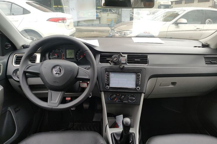 Used Skoda Rapid 2016 1.6L Manual Front-Wheel-Drive Version Center Console