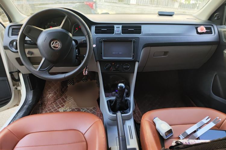 Used Skoda Rapid 2016 1.6L Manual Front-Wheel-Drive Version Center Console
