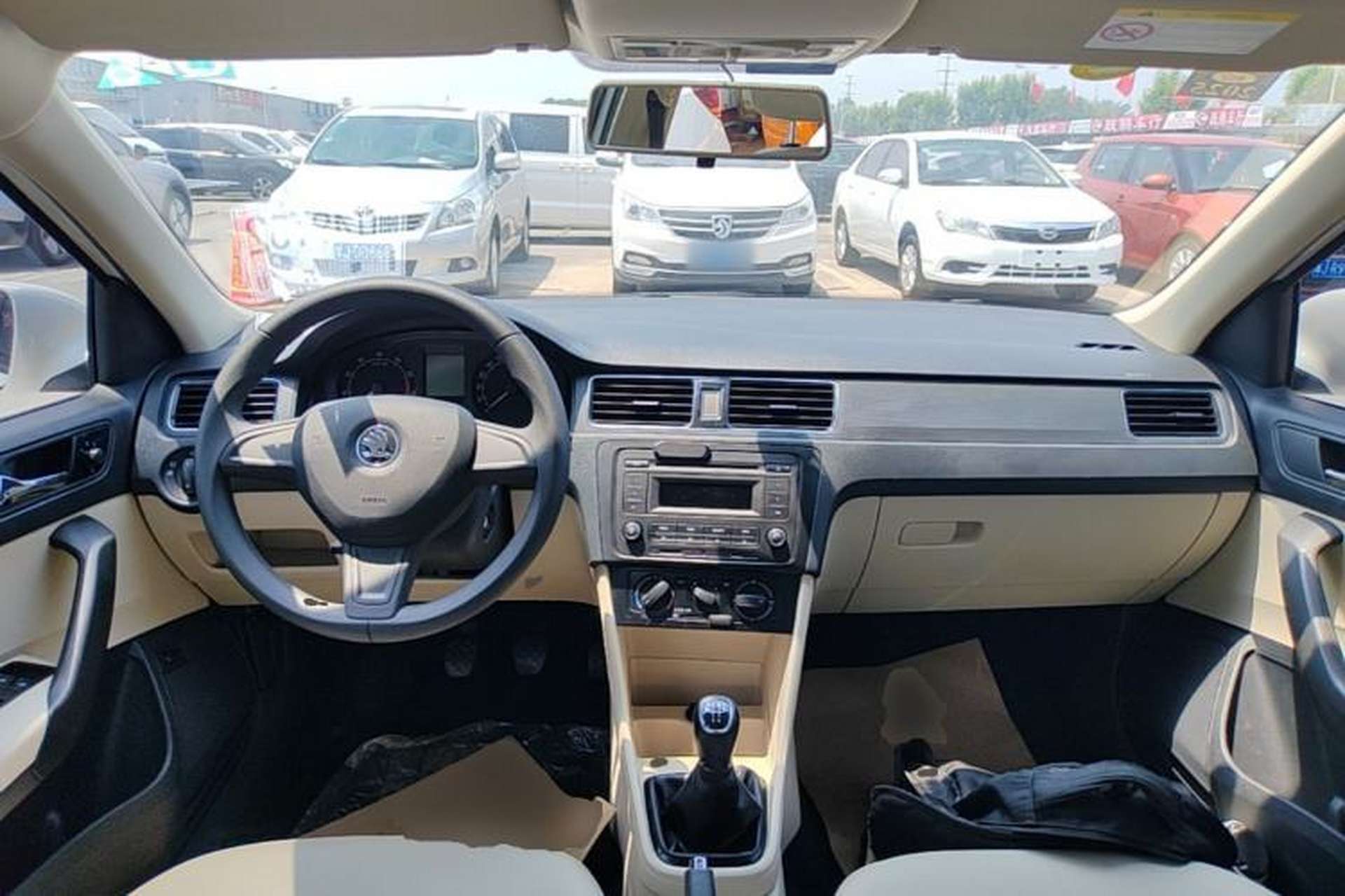 Used Skoda Rapid 2016 1.6L Manual Trend Edition Center Console