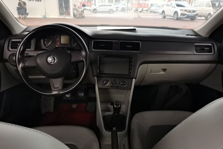 Used Skoda Rapid 2016 1.6L Manual Trend Edition Center Console