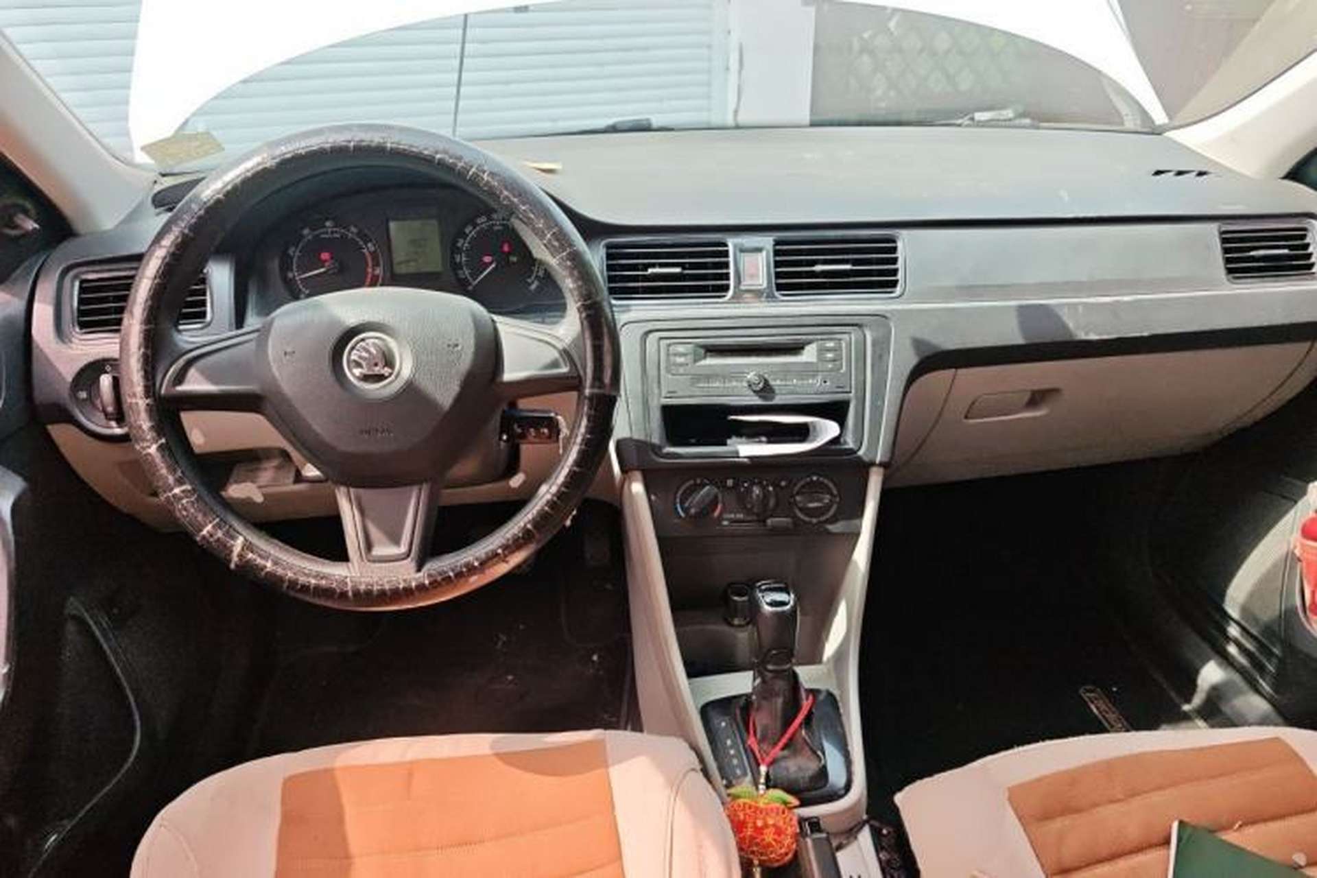 Used Skoda Rapid 2016 1.6L Automatic Front-Wheel Drive Model Center Console