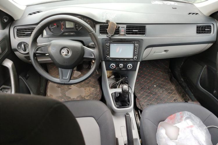 Used Skoda Rapid 2016 1.6L Manual Front-Wheel-Drive Version Center Console