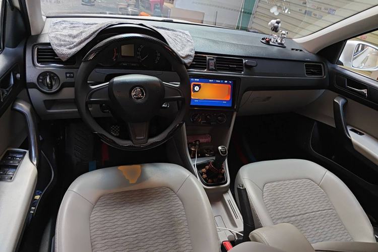 Used Skoda Rapid 2016 1.6L Manual Trend Edition Center Console