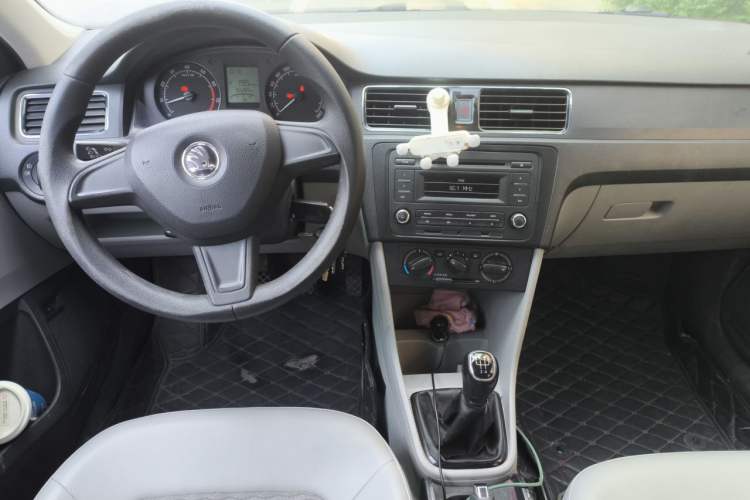 Used Skoda Rapid 2016 1.6L Manual Trend Edition Center Console