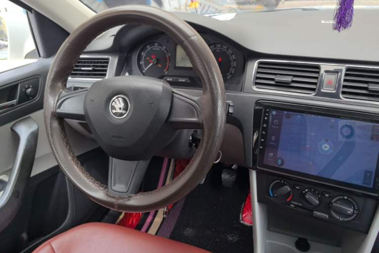 Used Skoda Rapid 2016 1.6L Manual Trend Edition Center Console