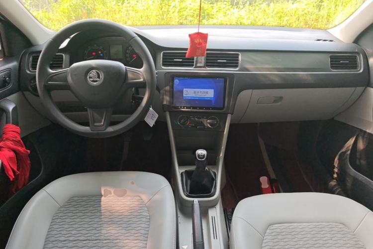 Used Skoda Rapid 2016 1.6L Manual Trend Edition Center Console
