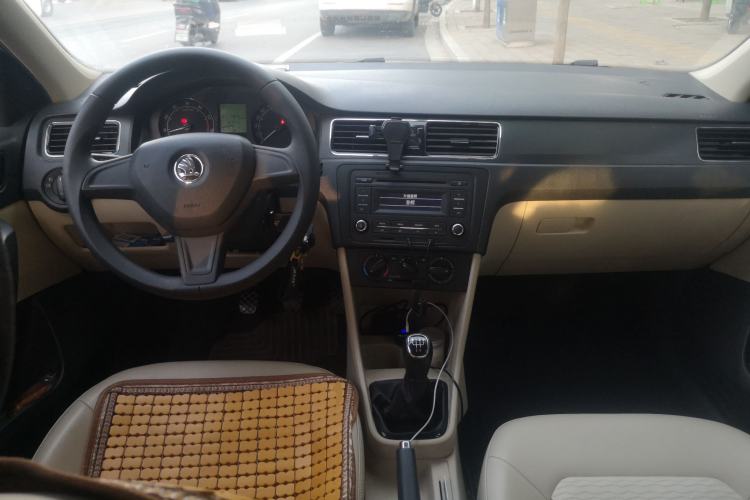 Used Skoda Rapid 2016 1.6L Manual Trend Edition Center Console