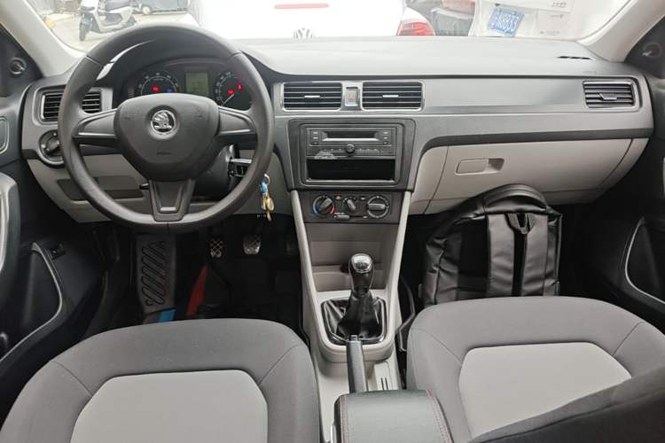 Used Skoda Rapid 2016 1.4L Manual Front-Wheel Drive Model Center Console