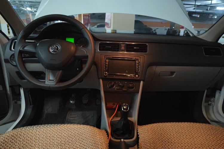 Used Skoda Rapid 2016 1.6L Manual Trend Edition Center Console
