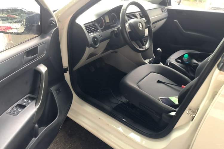 Used Skoda Rapid 2016 1.6L Manual Front-Wheel-Drive Version Driver Seat