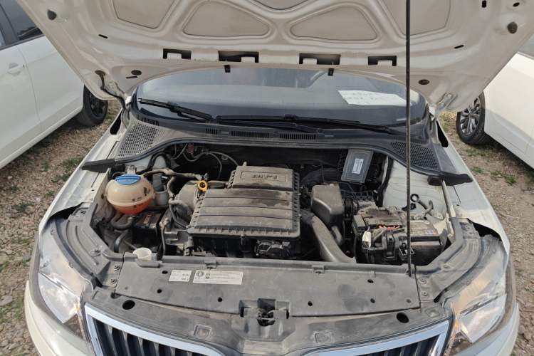 Used Skoda Rapid 2016 1.6L Manual Front-Wheel-Drive Version Engine Bay