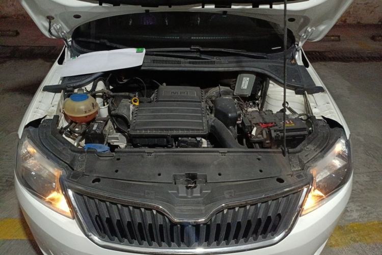 Used Skoda Rapid 2016 1.6L Manual Front-Wheel-Drive Version Engine Bay