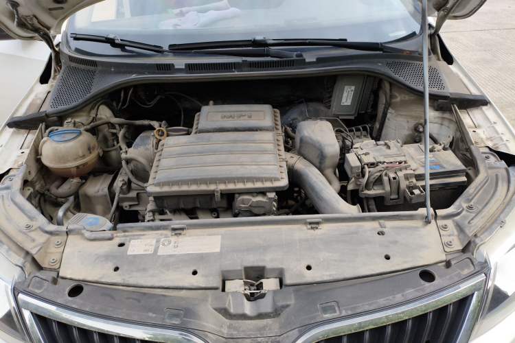 Used Skoda Rapid 2016 1.6L Manual Front-Wheel-Drive Version Engine Bay