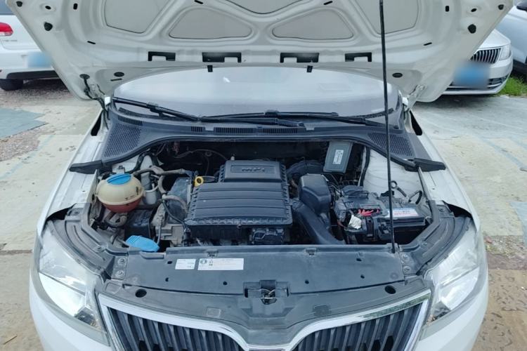 Used Skoda Rapid 2016 1.6L Manual Front-Wheel-Drive Version Engine Bay