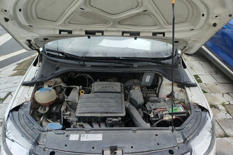 Used Skoda Rapid 2016 1.6L Manual Front-Wheel-Drive Version Engine Bay