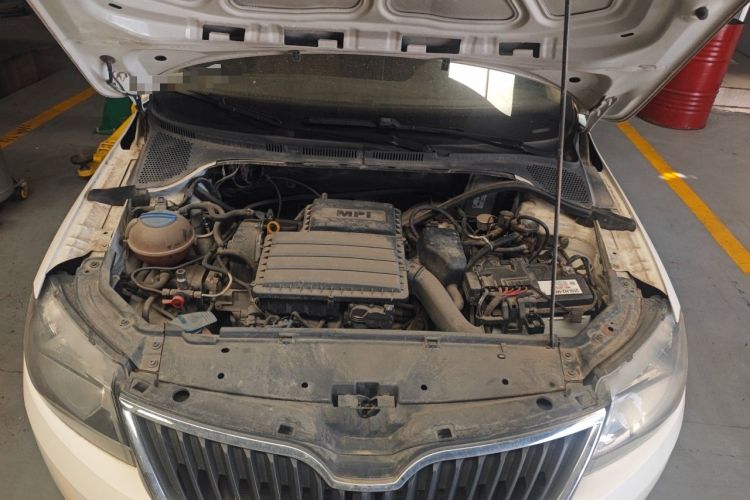 Used Skoda Rapid 2016 1.6L Manual Front-Wheel-Drive Version Engine Bay