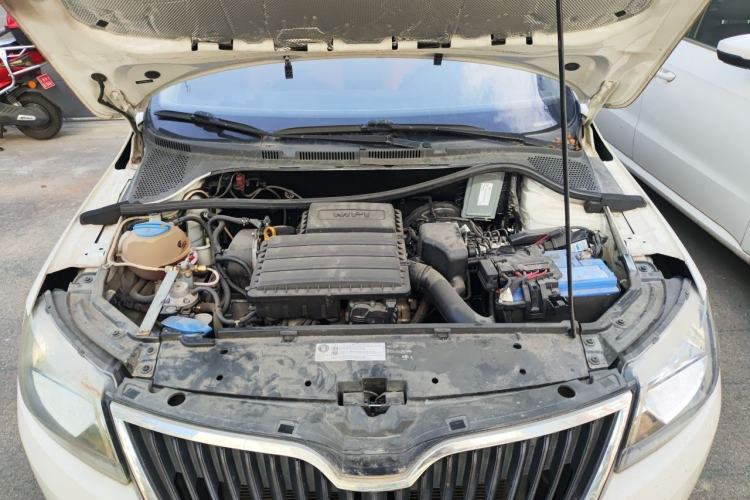 Used Skoda Rapid 2016 1.6L Manual Front-Wheel-Drive Version Engine Bay