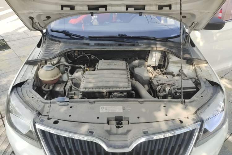 Used Skoda Rapid 2016 1.6L Automatic Front-Wheel Drive Model Engine Bay