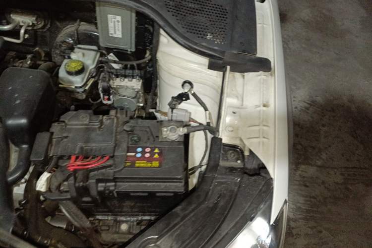 Used Skoda Rapid 2016 1.6L Manual Front-Wheel-Drive Version Engine Bay Left
