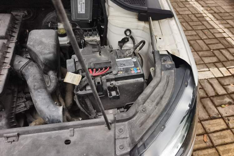 Used Skoda Rapid 2016 1.6L Manual Front-Wheel-Drive Version Engine Bay Left
