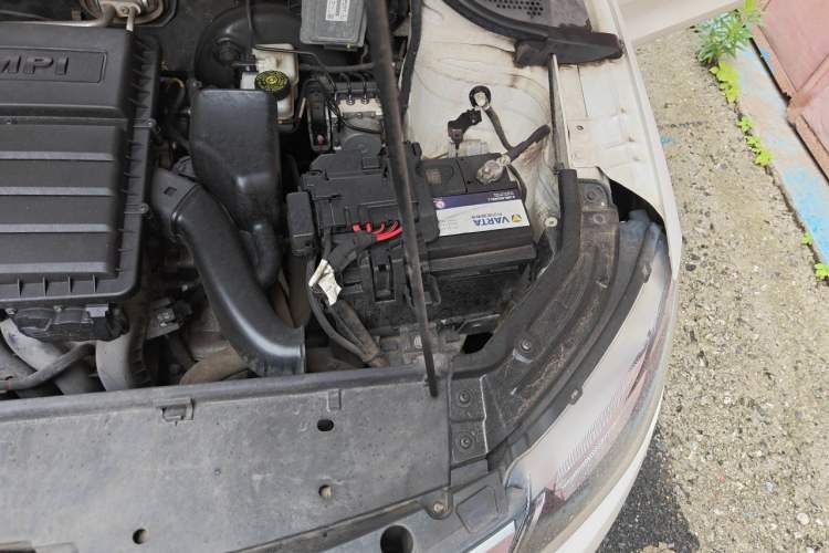 Used Skoda Rapid 2016 1.6L Manual Front-Wheel-Drive Version Engine Bay Left