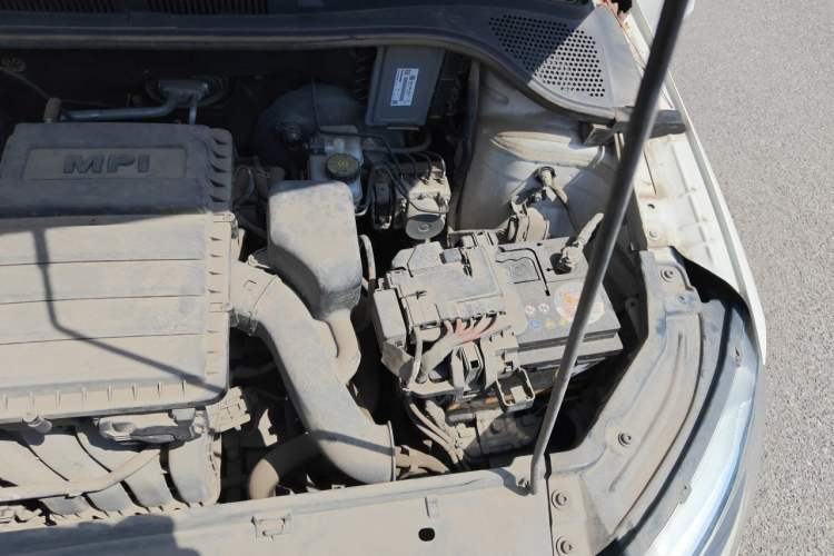 Used Skoda Rapid 2016 1.6L Manual Front-Wheel-Drive Version Engine Bay Left