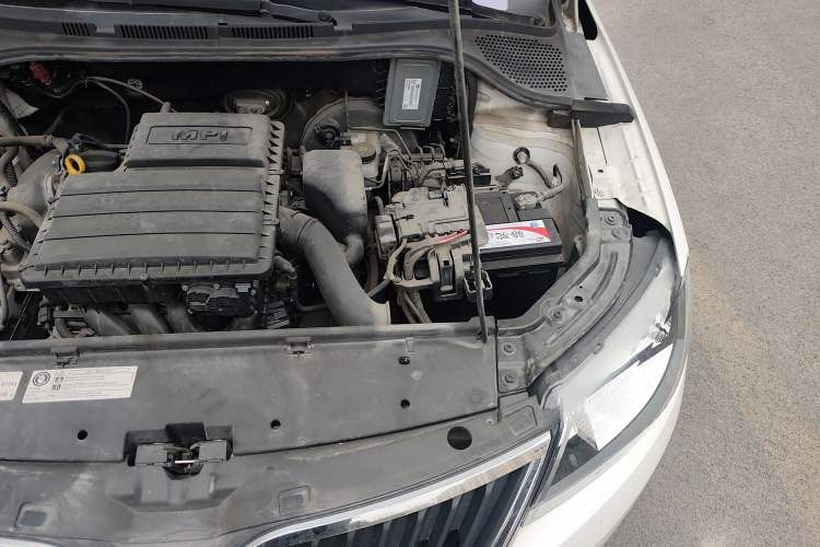 Used Skoda Rapid 2016 1.6L Automatic Front-Wheel Drive Model Engine Bay Left