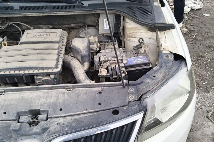 Used Skoda Rapid 2016 1.6L Manual Front-Wheel-Drive Version Engine Bay Left
