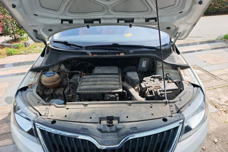 Used Skoda Rapid 2016 1.6L Automatic Front-Wheel Drive Model Engine Bay