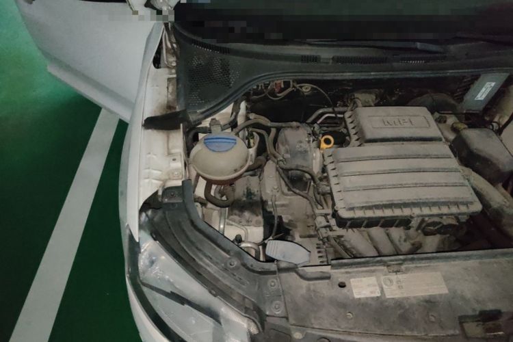 Used Skoda Rapid 2016 1.6L Manual Front-Wheel-Drive Version Engine Bay Right