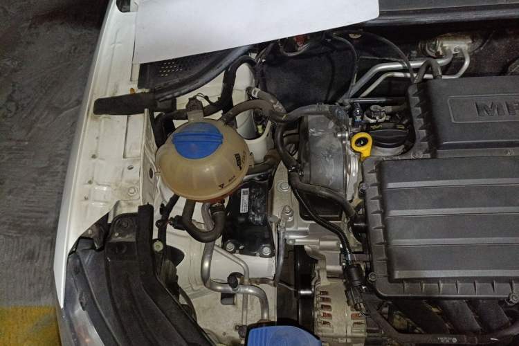 Used Skoda Rapid 2016 1.6L Manual Front-Wheel-Drive Version Engine Bay Right
