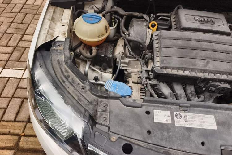 Used Skoda Rapid 2016 1.6L Manual Front-Wheel-Drive Version Engine Bay Right