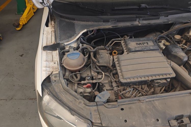 Used Skoda Rapid 2016 1.6L Manual Front-Wheel-Drive Version Engine Bay Right