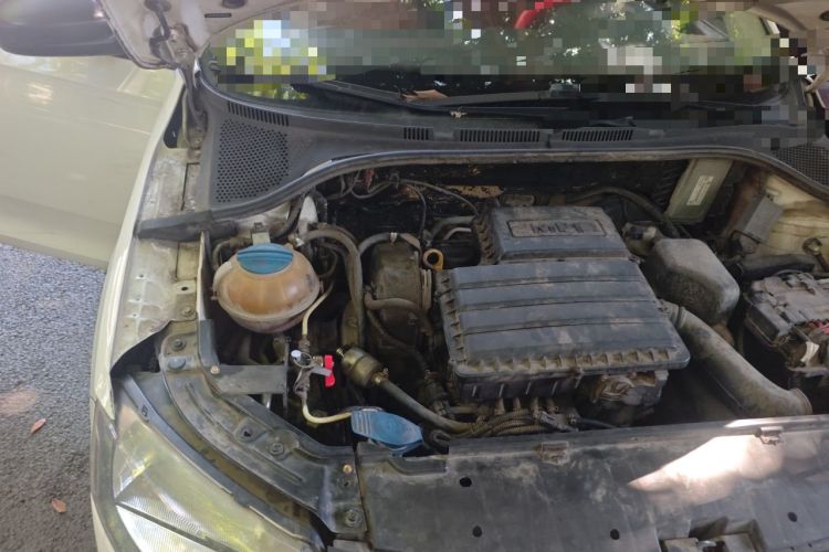 Used Skoda Rapid 2016 1.6L Manual Front-Wheel-Drive Version Engine Bay Right