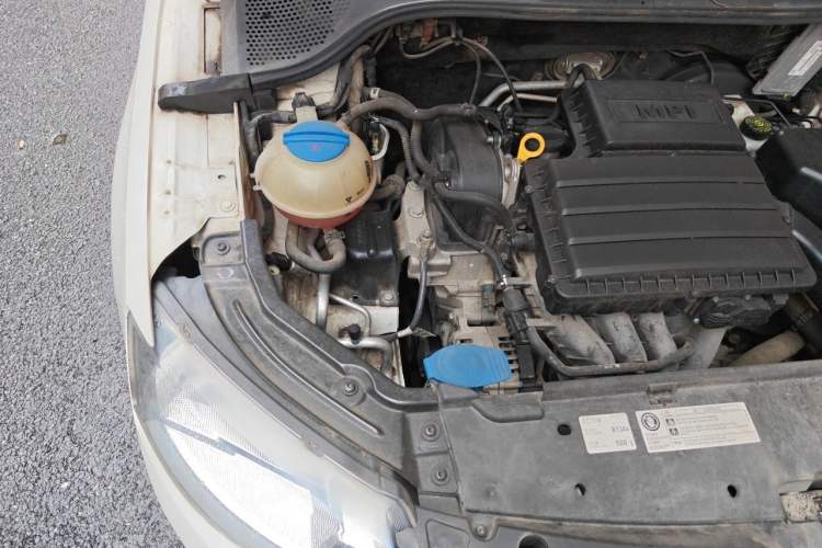 Used Skoda Rapid 2016 1.6L Manual Front-Wheel-Drive Version Engine Bay Right
