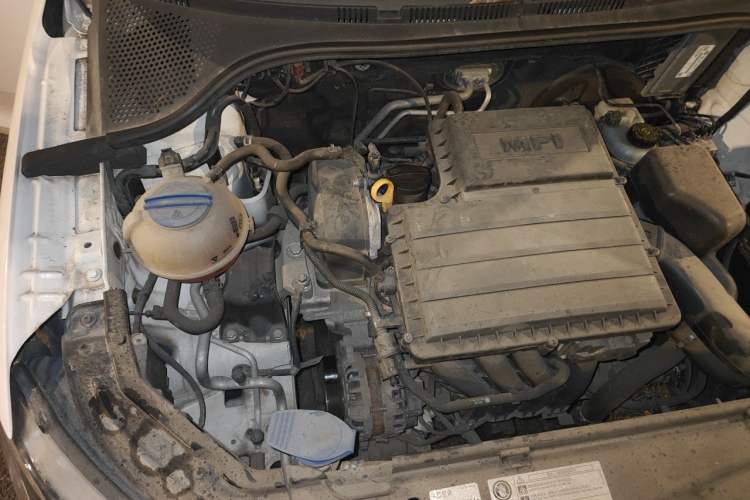Used Skoda Rapid 2016 1.6L Manual Front-Wheel-Drive Version Engine Bay Right