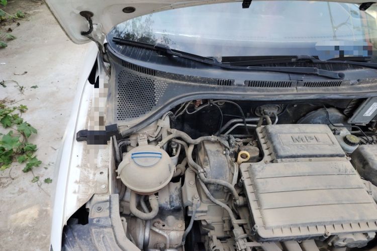 Used Skoda Rapid 2016 1.6L Manual Front-Wheel-Drive Version Engine Bay Right