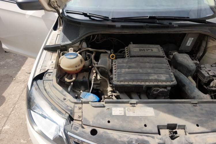 Used Skoda Rapid 2016 1.6L Manual Front-Wheel-Drive Version Engine Bay Right