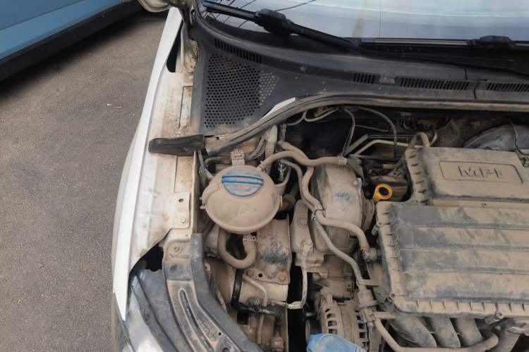 Used Skoda Rapid 2016 1.6L Manual Front-Wheel-Drive Version Engine Bay Right