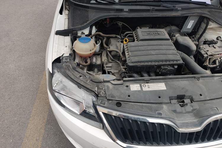 Used Skoda Rapid 2016 1.6L Automatic Front-Wheel Drive Model Engine Bay Right