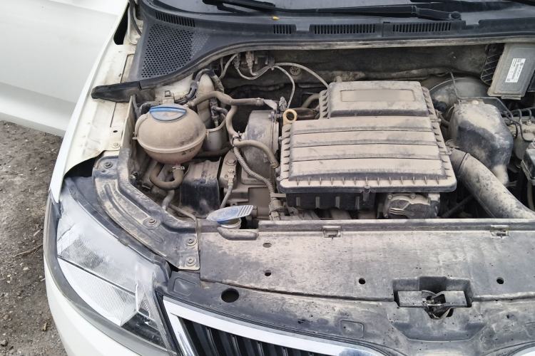 Used Skoda Rapid 2016 1.6L Manual Front-Wheel-Drive Version Engine Bay Right